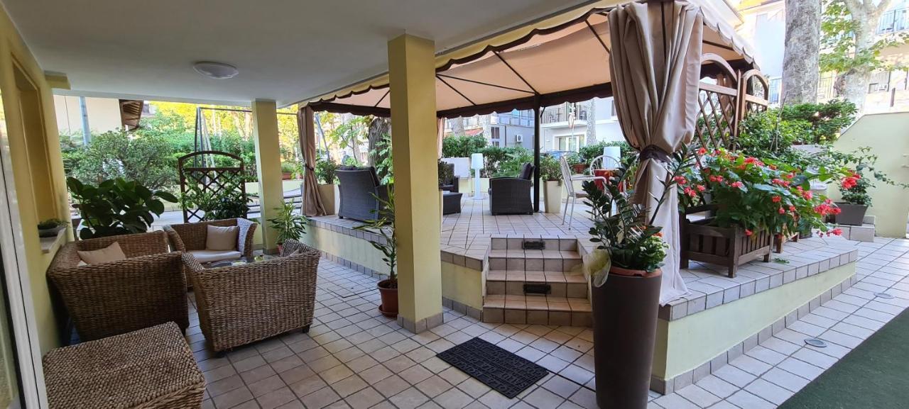 Hotel Beppe Римини Экстерьер фото