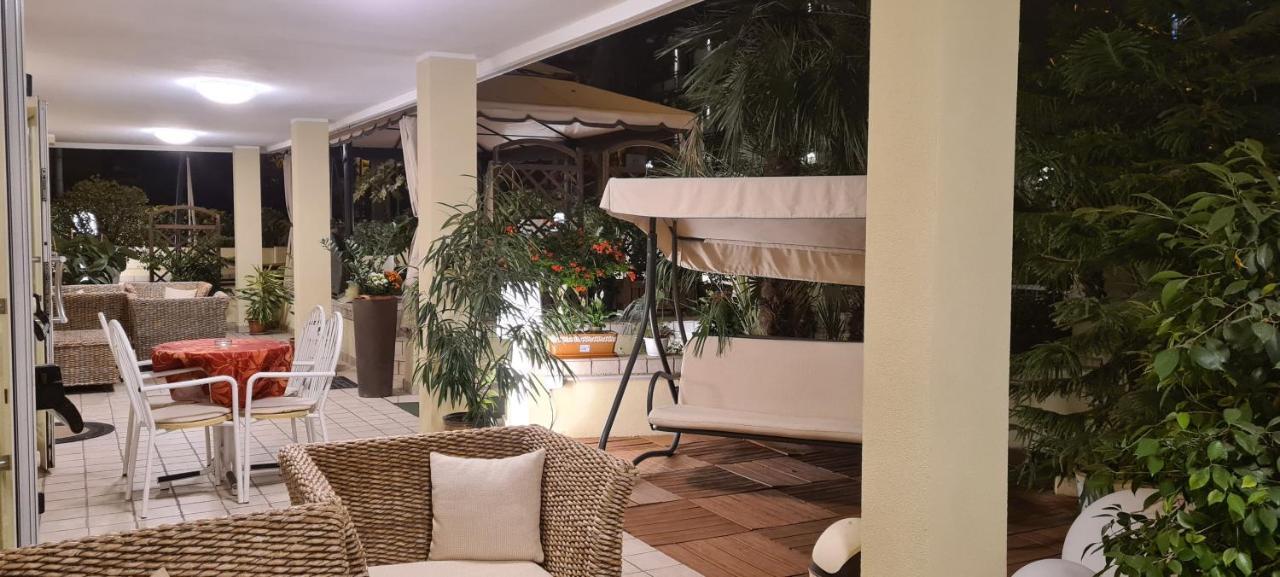 Hotel Beppe Римини Экстерьер фото