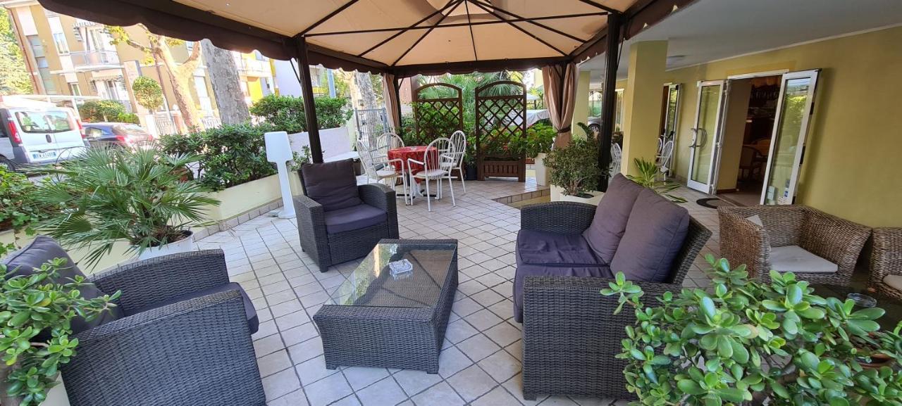 Hotel Beppe Римини Экстерьер фото