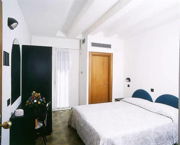 Hotel Beppe Римини Экстерьер фото